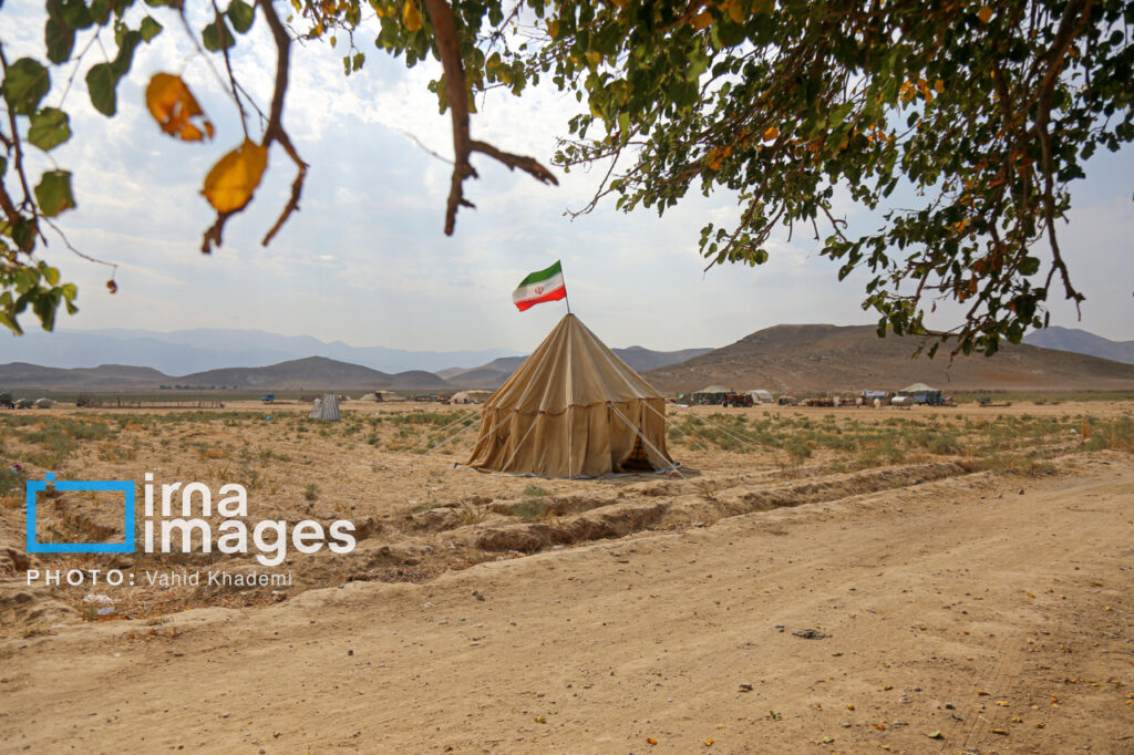 گروهی از کودکان عشایر در محیط آموزشی چادری