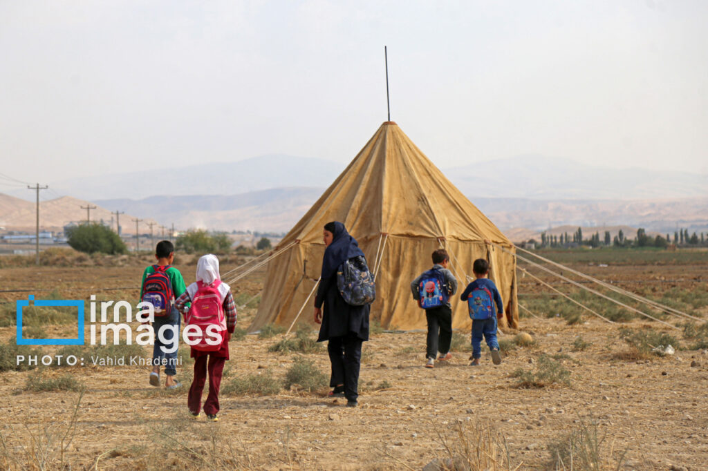 دانشآموزان در حال نوشتن و خواندن در مدرسه سیار