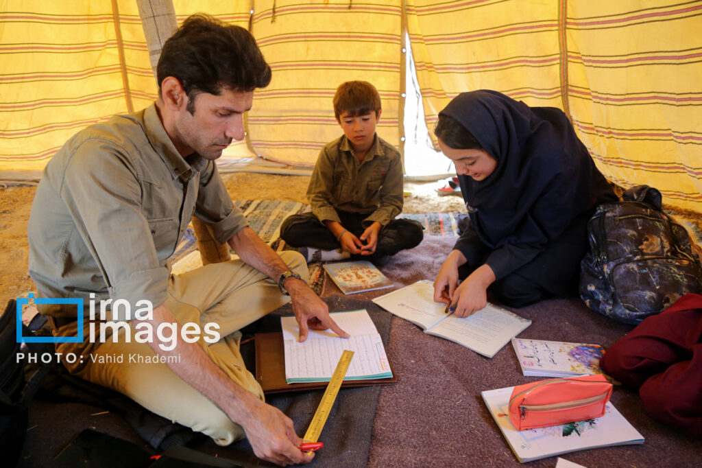 دانشآموزان عشایری در حال مطالعه و یادگیری