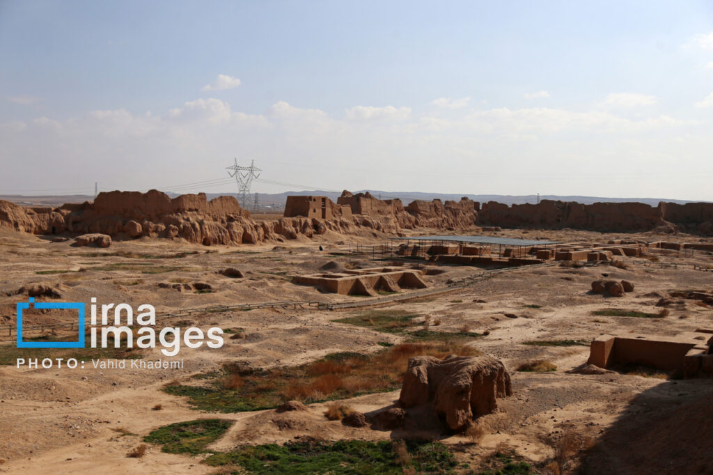 نمای نزدیک از خشت‌چینی تاریخی در ارگ بلقیس