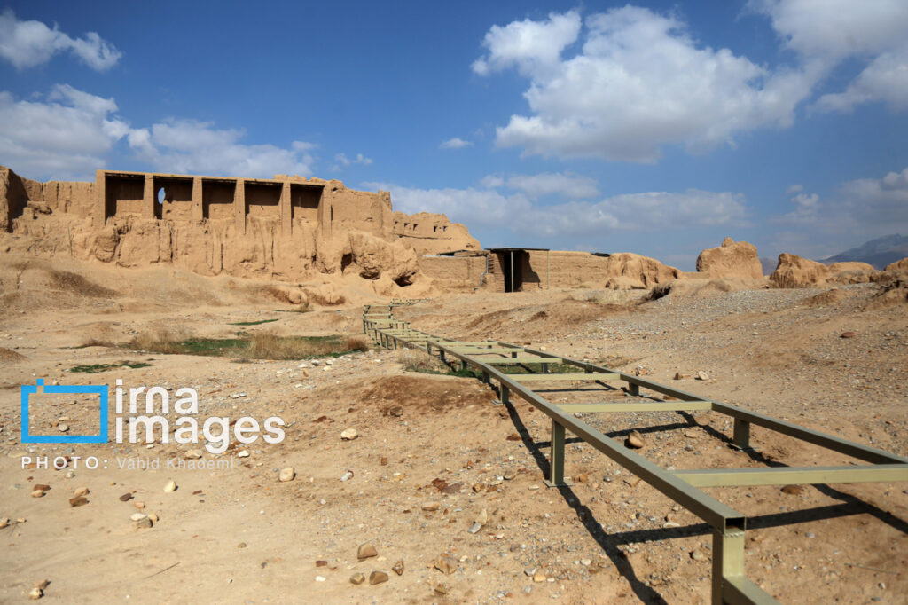 نمایی از دیوارهای محیطی ارگ تاریخی بلقیس