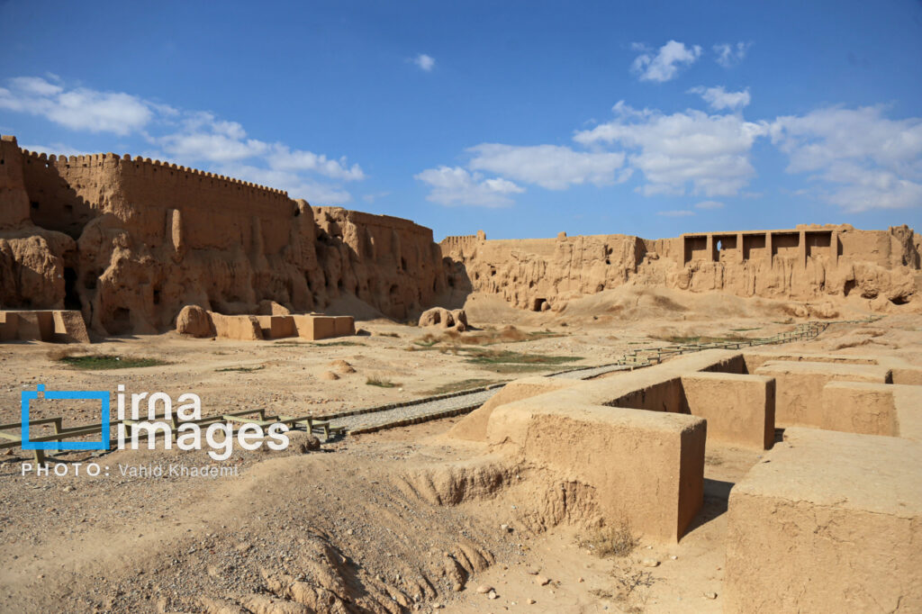نمایی از زاویه‌ای متفاوت از ارگ بلقیس اسفراین