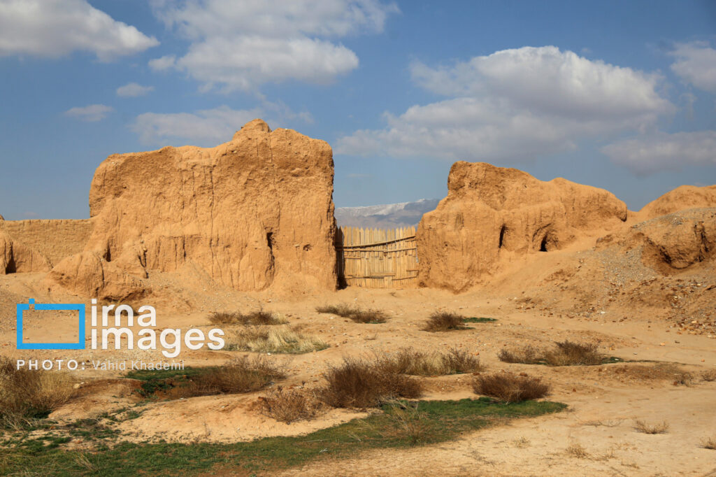 جزئیات سایه‌روشن روی دیوارهای خشتی ارگ