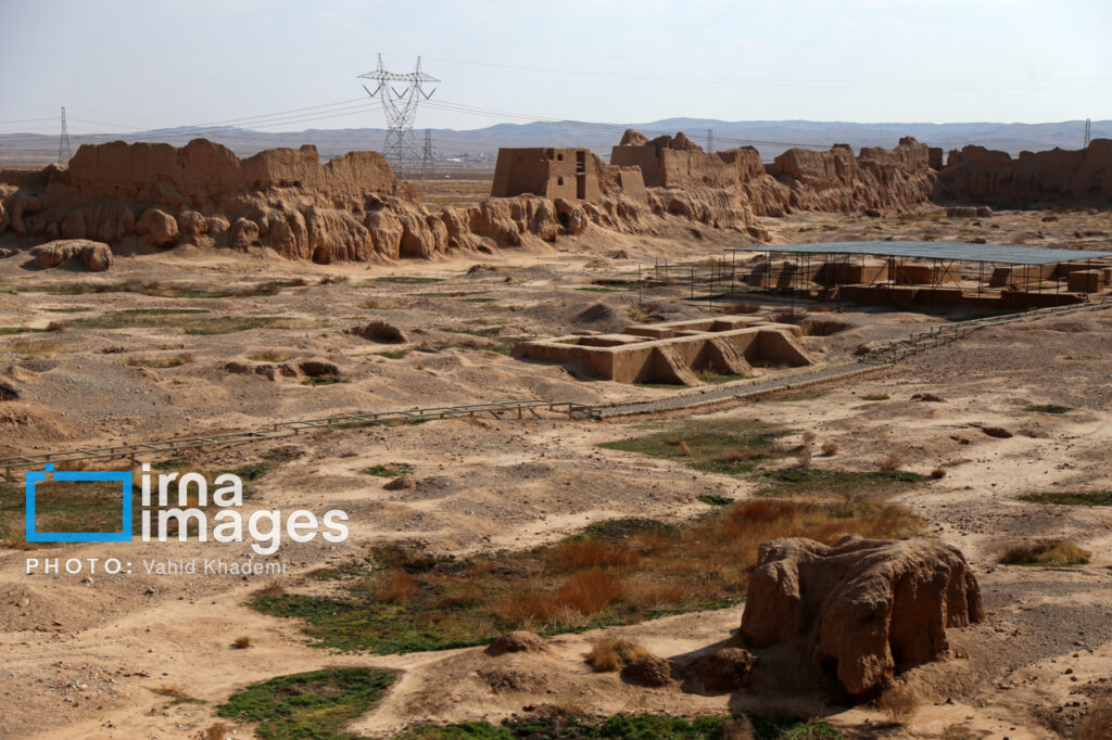 نمایی از دیوارهای بلند خشتی در نور طبیعی