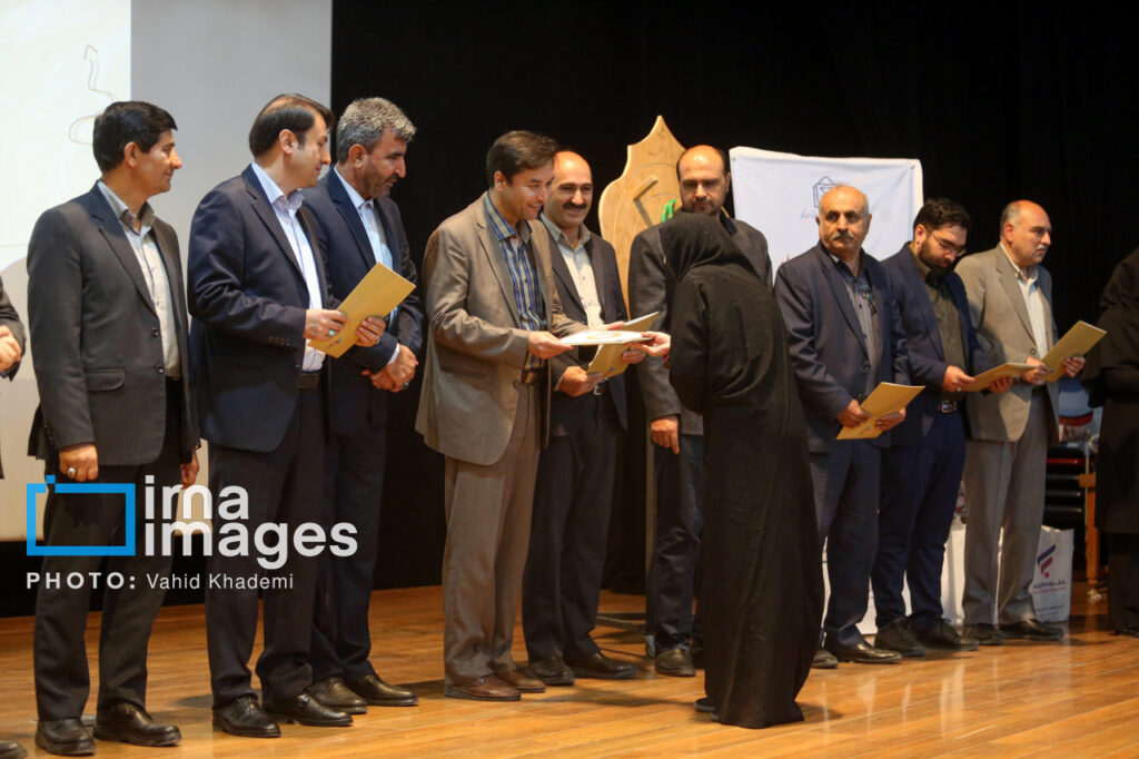 عکس یادگاری مسئولان و پرستاران در جشن استانی