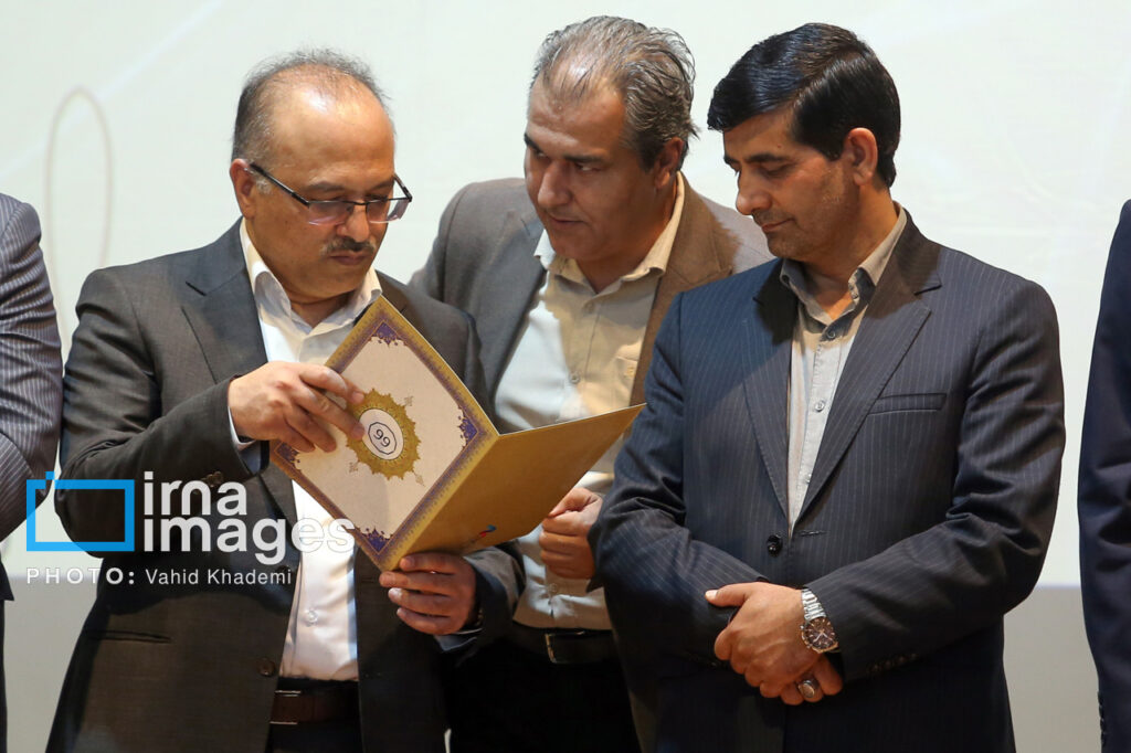 حس غرور و افتخار در چهره پرستاران تجلیل‌شده