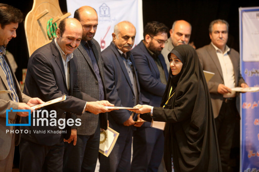 نمایی از دکوراسیون و فضای سالن فرهیختگان