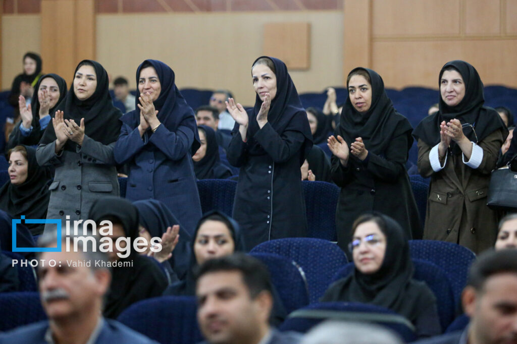 پرستاران مدافع سلامت در حال دریافت تقدیرنامه