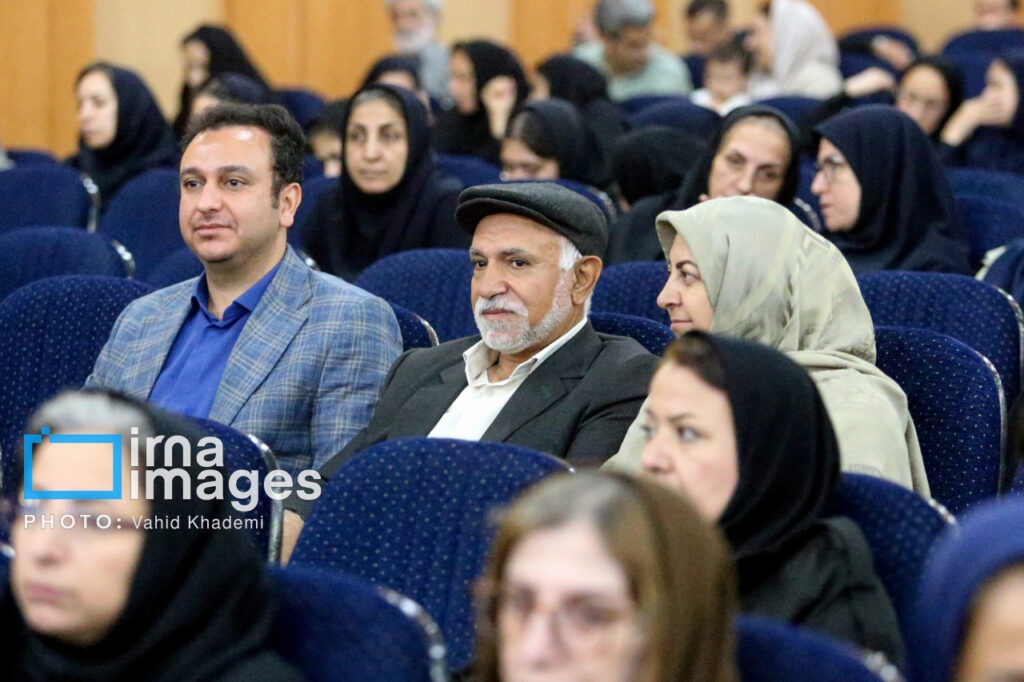 نمایی از مراسم غبارروبی و عطرافشانی مزار شهدا