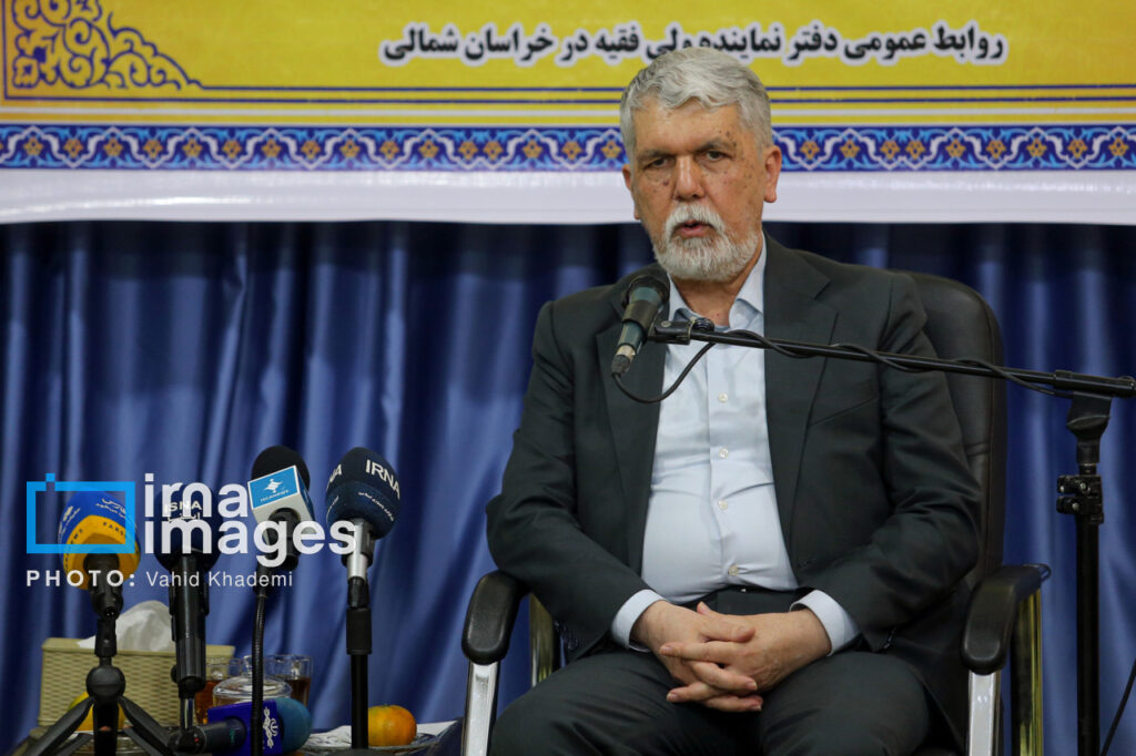 لحظات دیدار و گفتگو در گلزار مطهر شهدا
