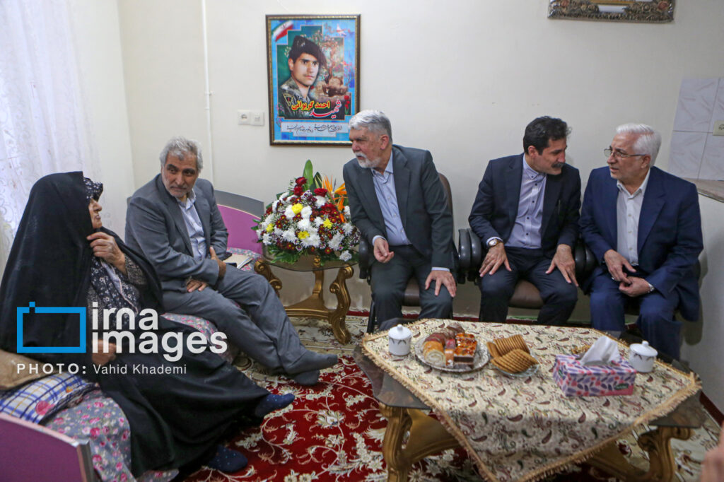 دیدار وزیر فرهنگ و ارشاد اسلامی با خانواده‌های معظم شهدا