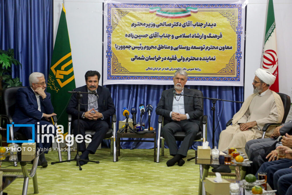 غبارروبی مزار شهدا توسط وزیر فرهنگ در خراسان شمالی