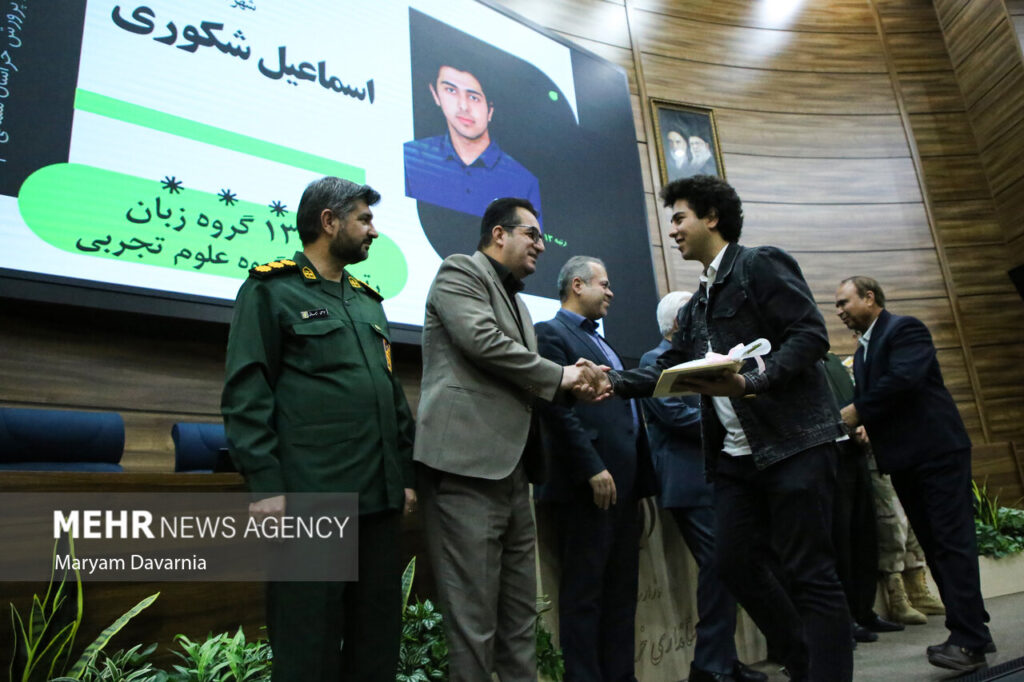 تقدیر از معلمان و مشاوران تحصیلی رتبه‌های برتر